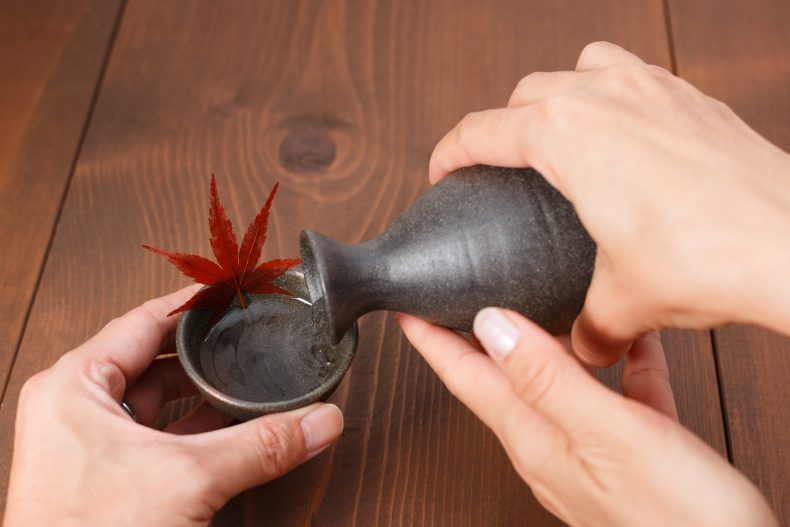 飲み会でのお酌は苦手…失敗しないタイミングとマナーって? 飲み会でのお酌は苦手…失敗しないタイミングとマナーって?