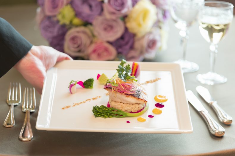 結婚式の満足度を上げるのは「食事」と「お酒」!知っておきたい呑んべぇポイント 結婚式の満足度を上げるのは「食事」と「お酒」!知っておきたい呑んべぇポイント