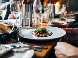 結婚式に出席するのはお酒と食事を楽しむ為!!アラサー女性の本音暴露します!