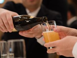 結婚式でお酒をつぐのはNG!?恥をかかない挨拶まわりの方法!