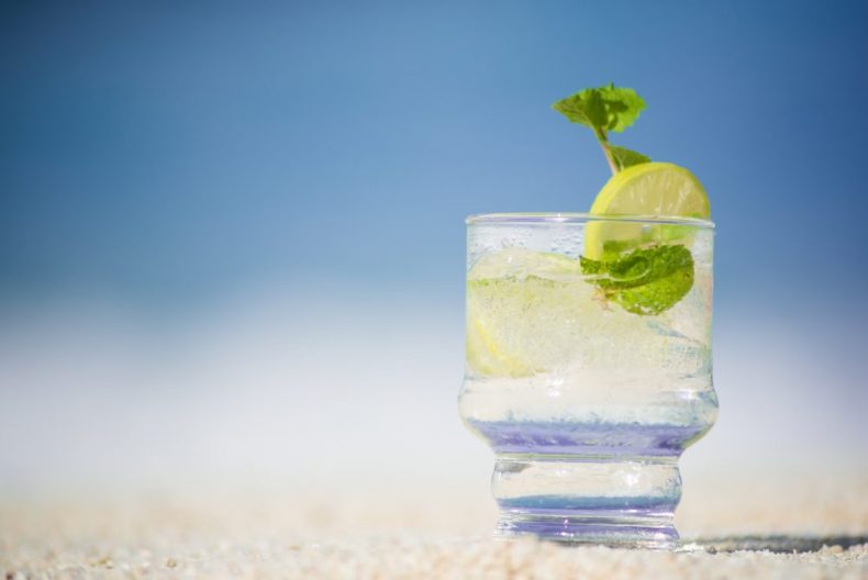 まだ飲んでないの?泡盛が若者に密かなブーム!SNSで人気の飲み方 まだ飲んでないの?泡盛が若者に密かなブーム!SNSで人気の飲み方