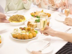 宅飲みに持っていくべきお土産はコンビニで調達!おつまみとお酒のセンスチョイス