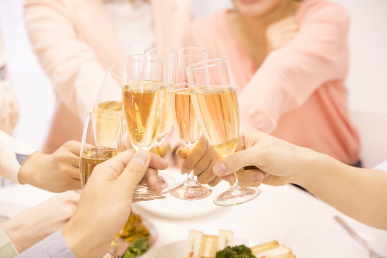 あなたは大丈夫?宅飲みでやりがちな嫌われあるある4選 あなたは大丈夫?宅飲みでやりがちな嫌われあるある4選