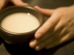 え!?それで割るの!本場韓国直伝のマッコリのおいしい飲み方♪