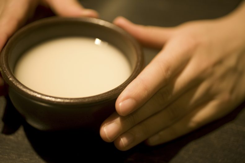 え!?それで割るの!本場韓国直伝のマッコリのおいしい飲み方♪ え!?それで割るの!本場韓国直伝のマッコリのおいしい飲み方♪